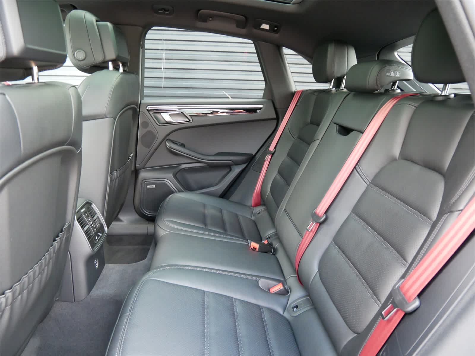 2025 Porsche Macan S photo 6