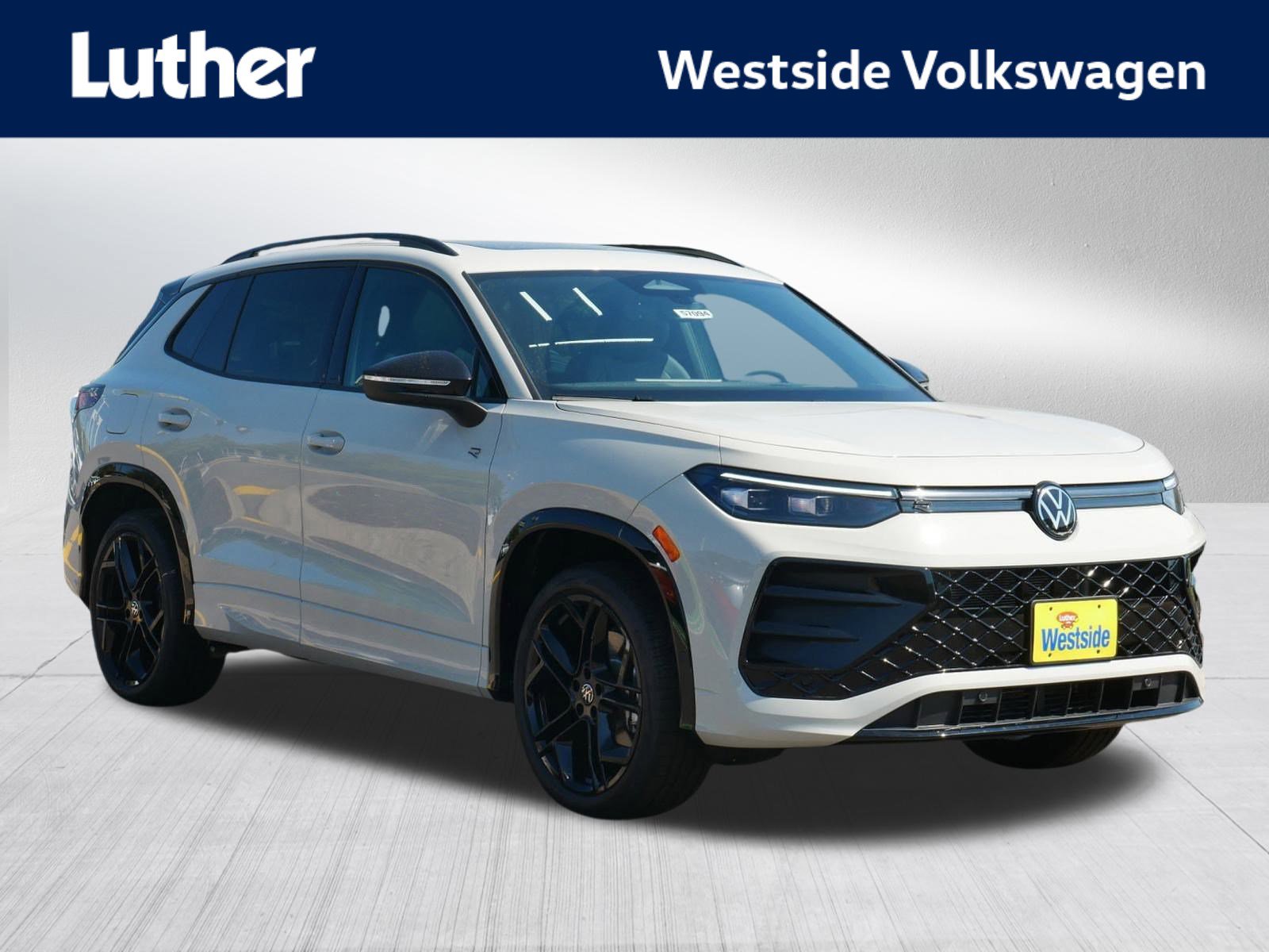 2025 Volkswagen Tiguan SE R-LINE BLACK's photo