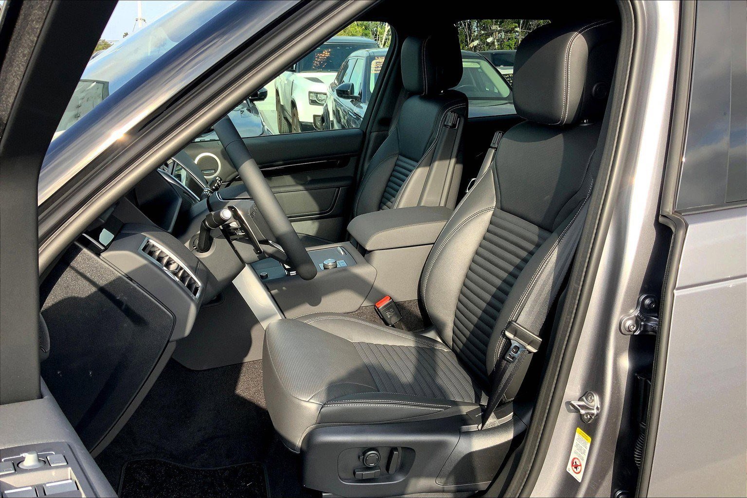2025 Land Rover Discovery S photo 3
