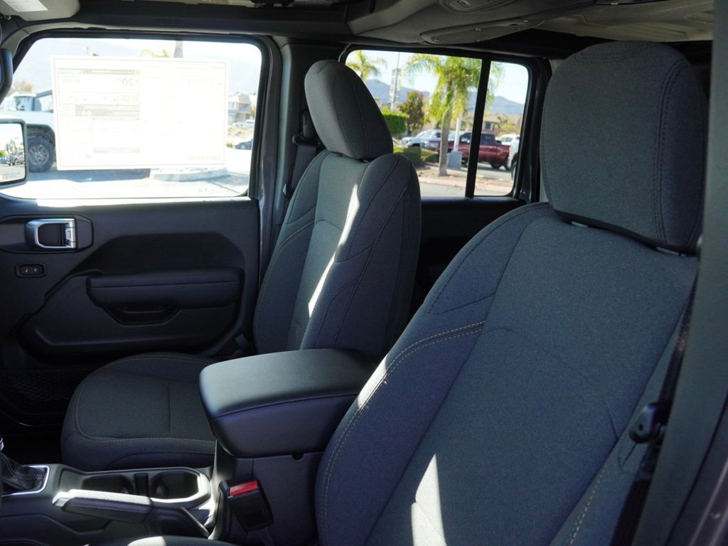 New 2026 Granite Crystal Metallic Clear-Coat Exterior Paint Jeep 4-Door Sport S image 20