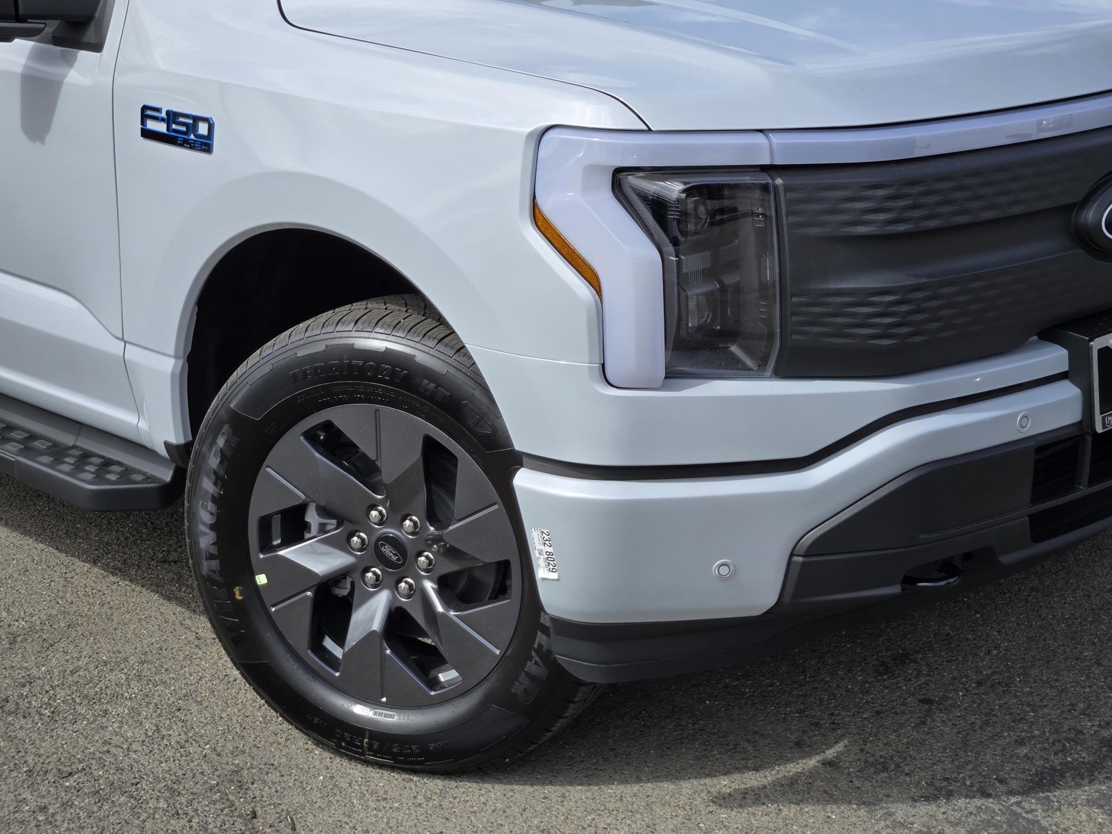2025 Ford F-150 Lightning photo 5