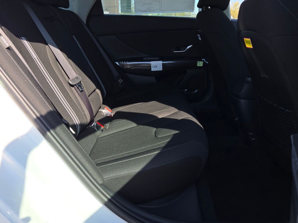 2025 Hyundai Elantra SEL Convenience photo 9