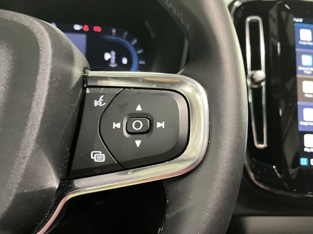 2025 Volvo XC40 Plus photo 19