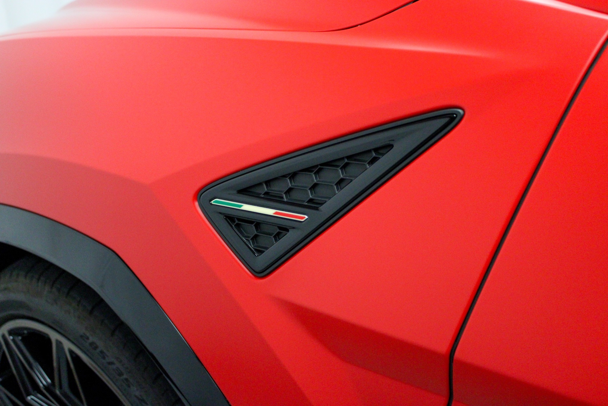 2025 Lamborghini Urus SE photo 10