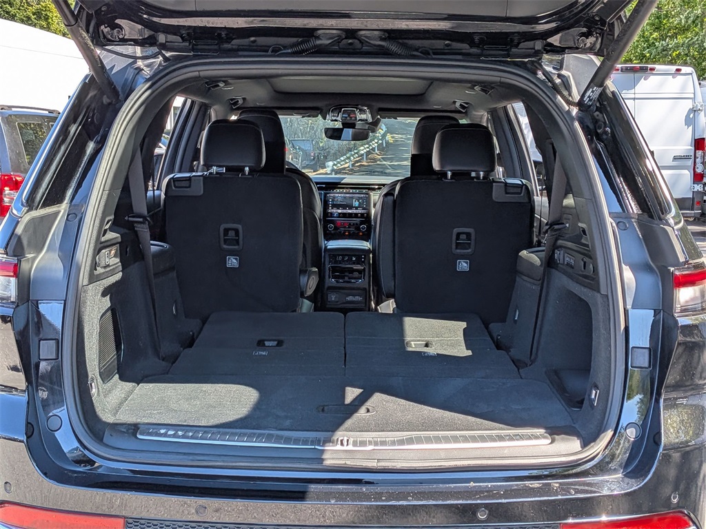 2023 Jeep Grand Cherokee Overland photo 4