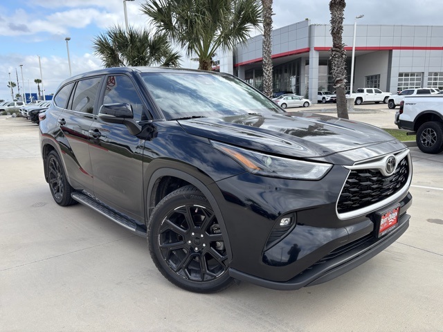 2024 Toyota Highlander LE's photo