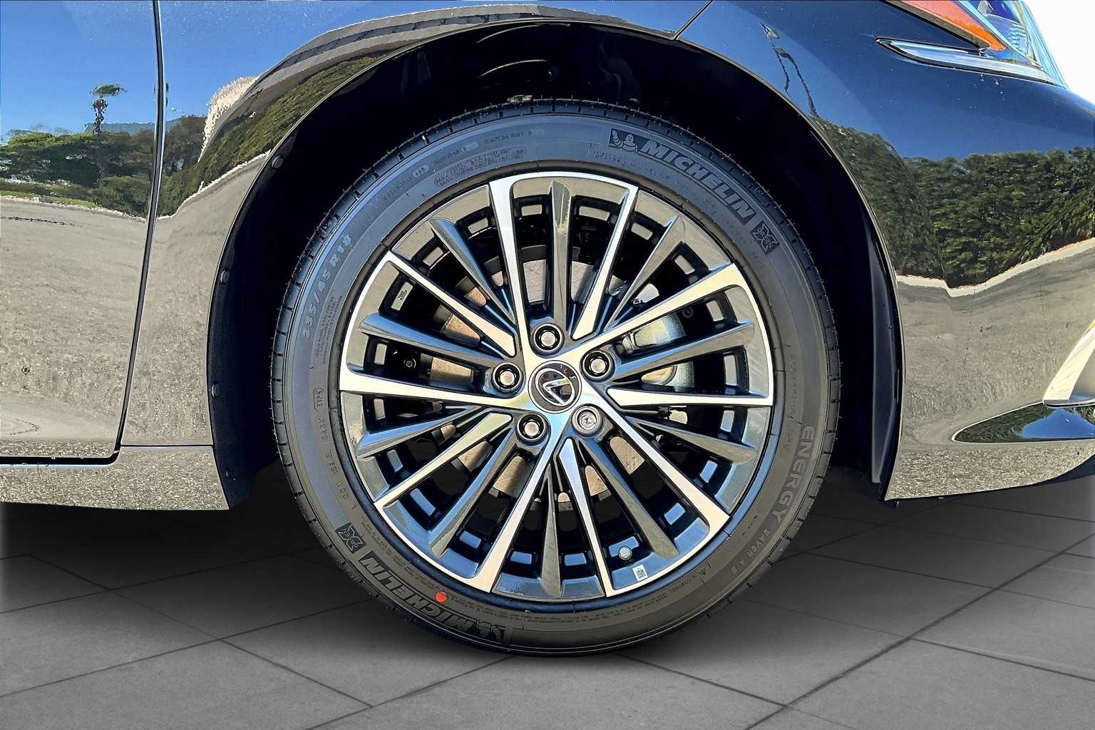 2025 Lexus ES 300h photo 9
