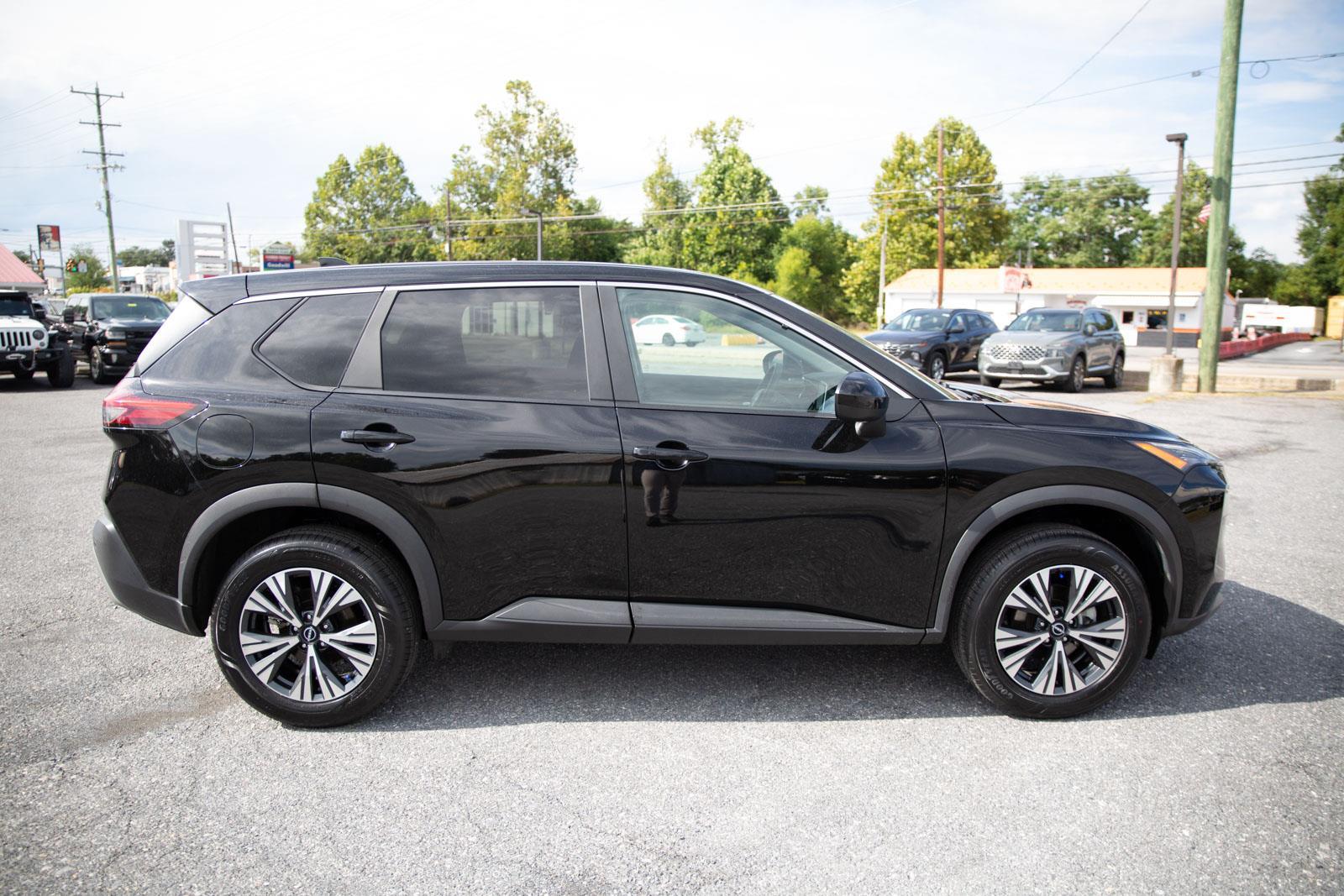 2023 Nissan Rogue SV photo 2