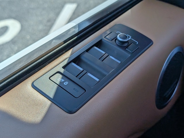 2017 Land Rover Discovery HSE Luxury photo 24