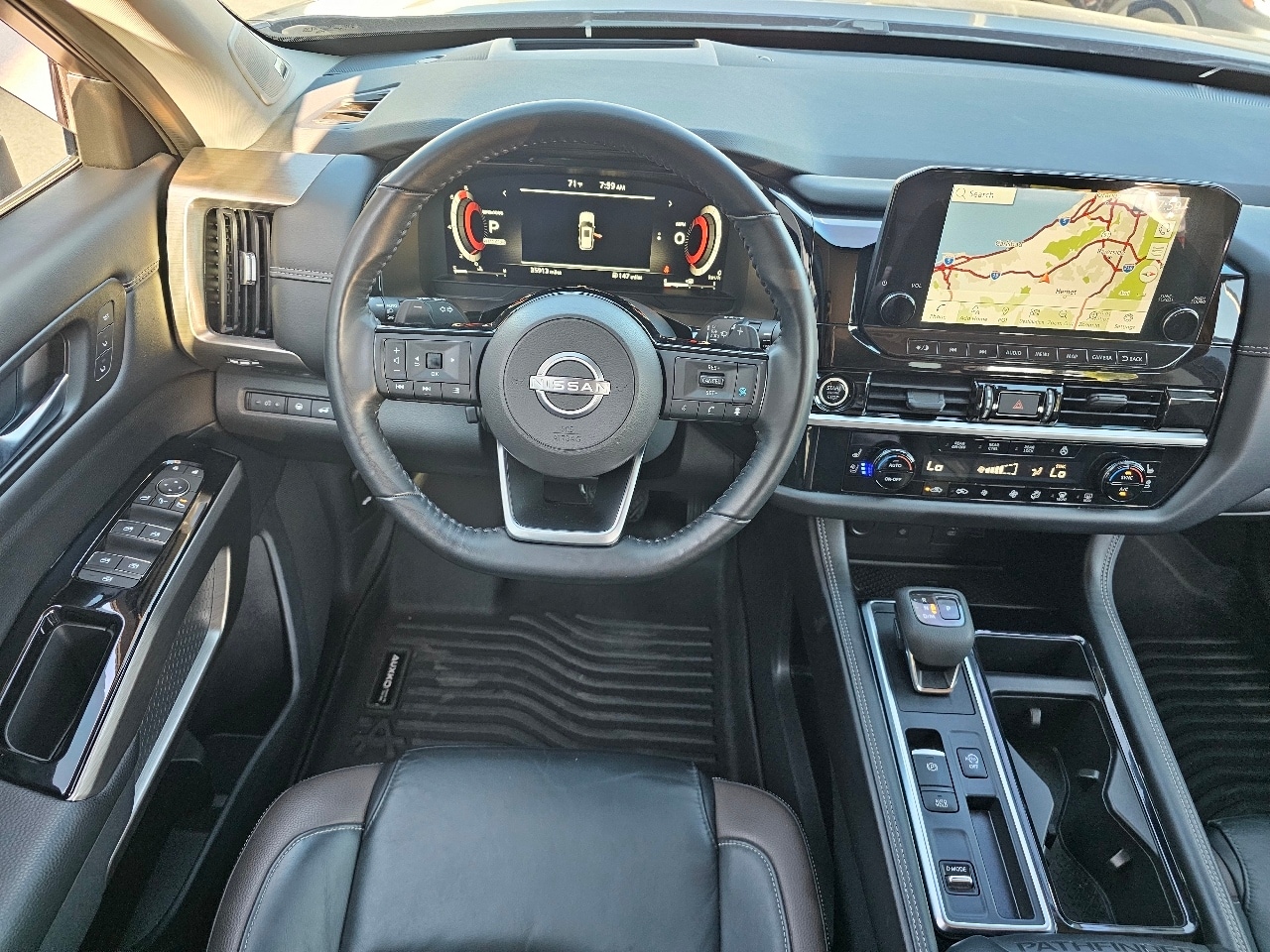 2022 Nissan Pathfinder Platinum photo 2