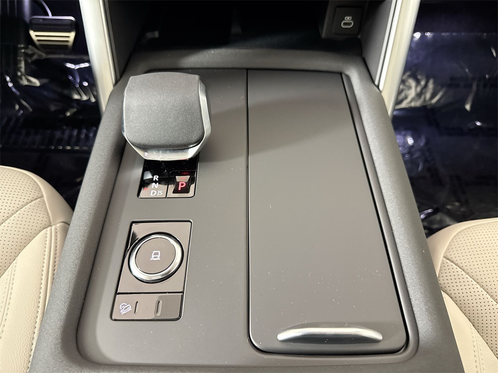 2025 Land Rover Discovery SE photo 17