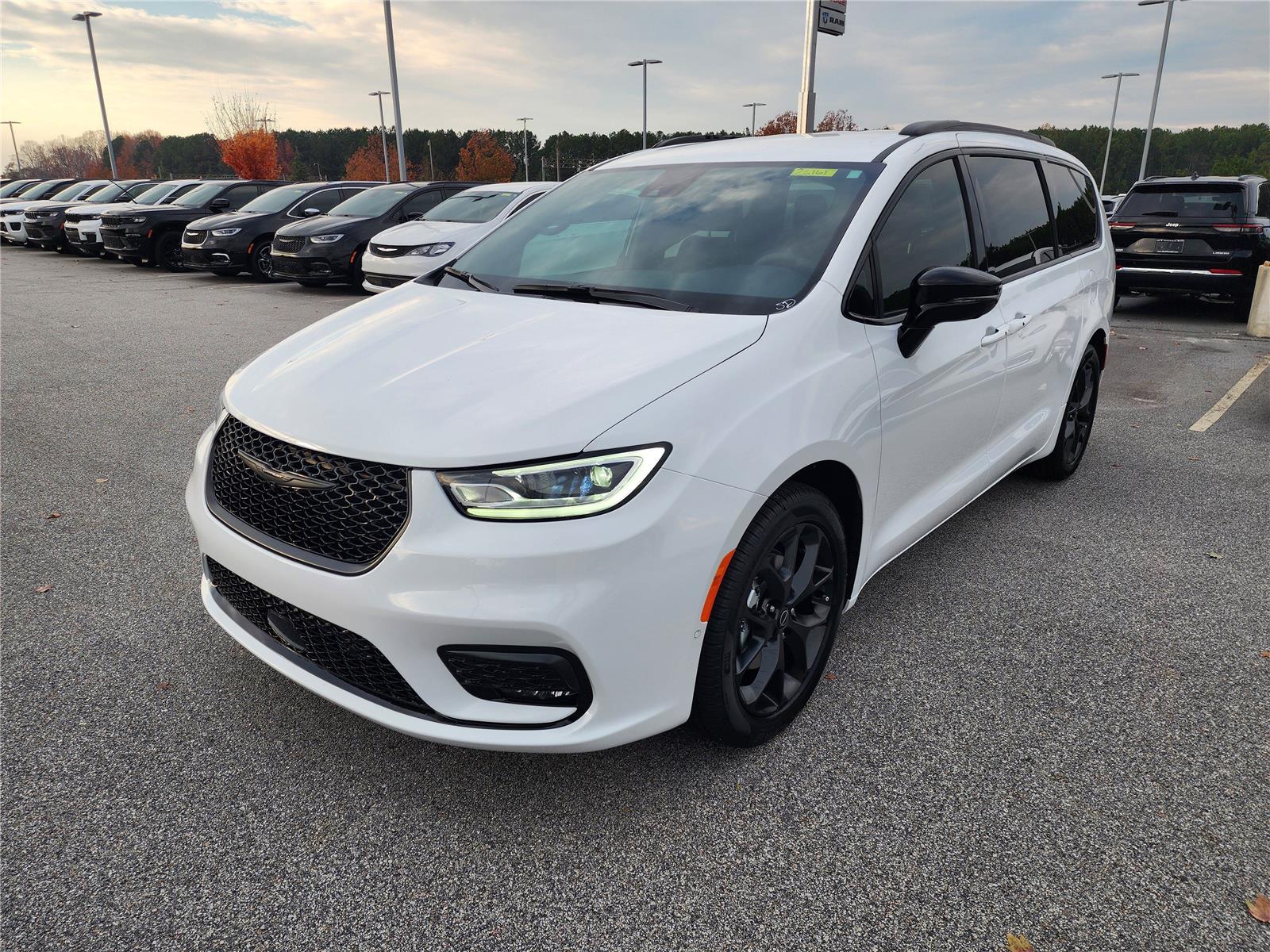 2026 Chrysler Pacifica photo 2