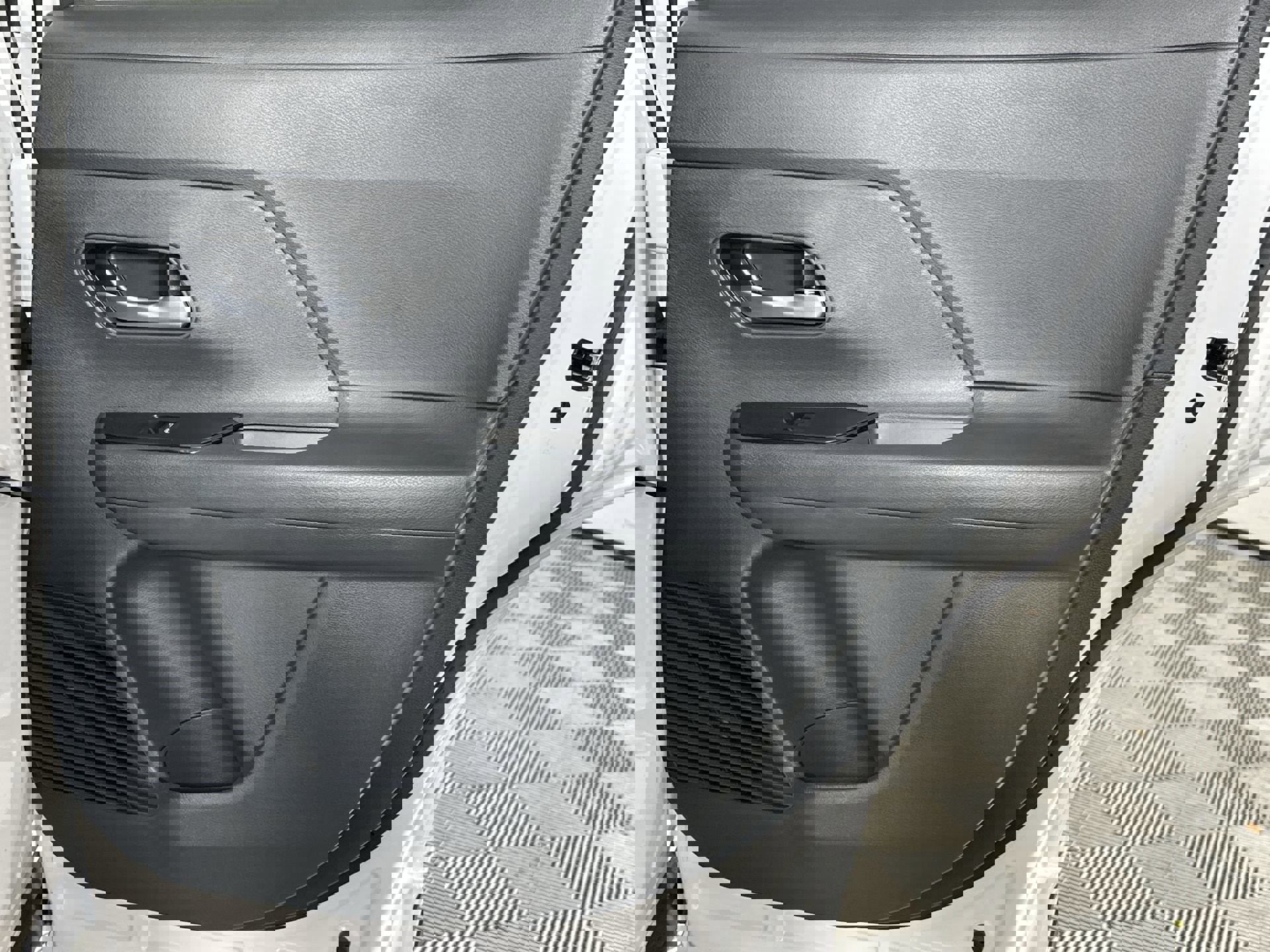 2025 Nissan Kicks SV photo 30