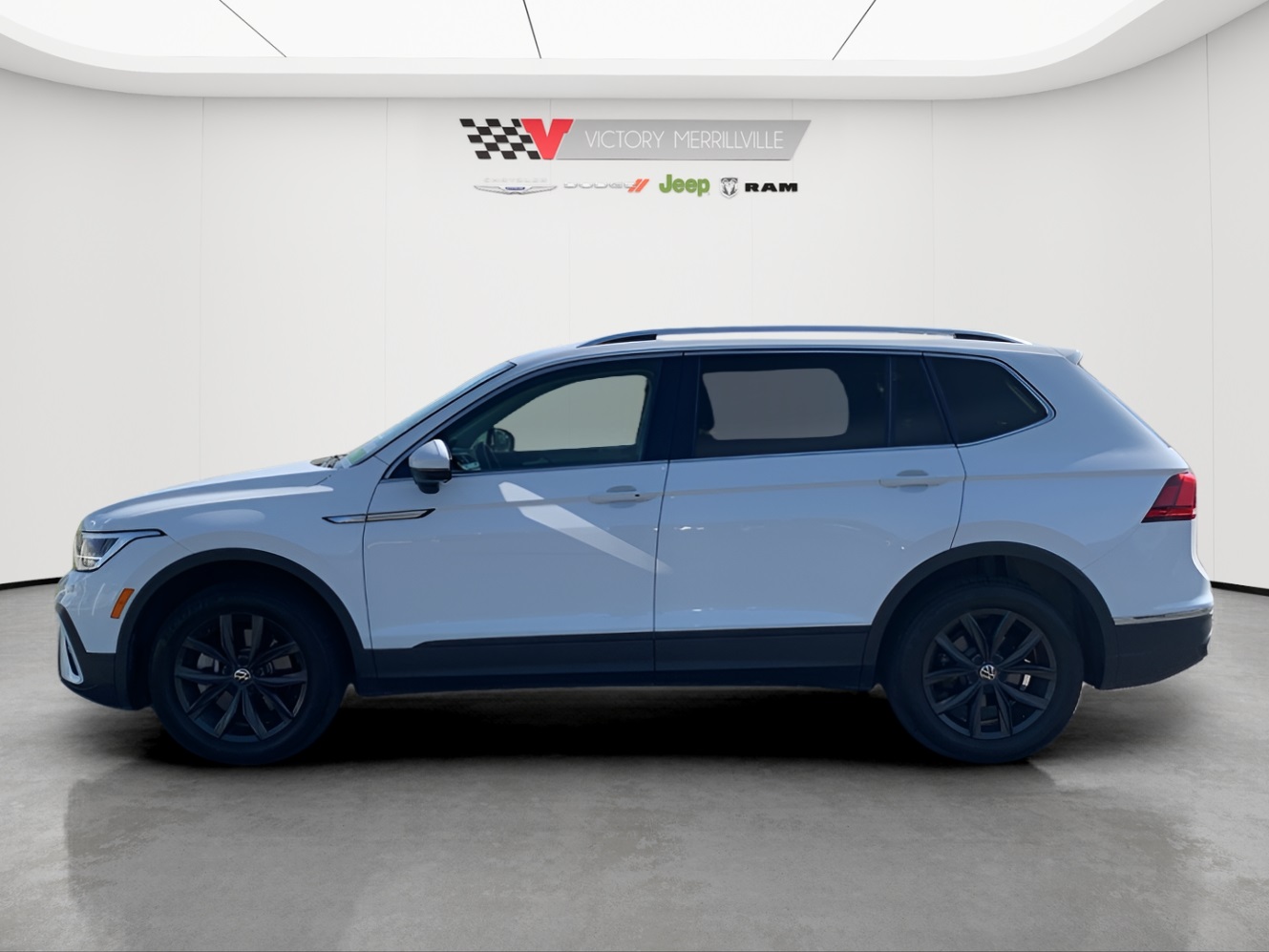 2024 Volkswagen Tiguan SE Wolfsburg Edition photo 2