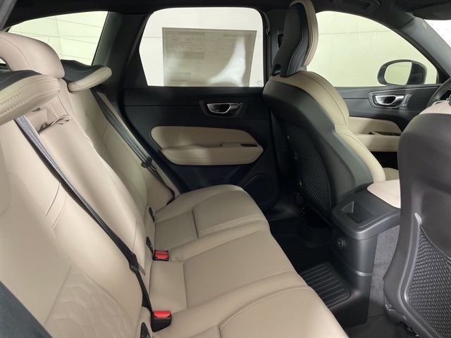 2026 Volvo XC60 Plus photo 16