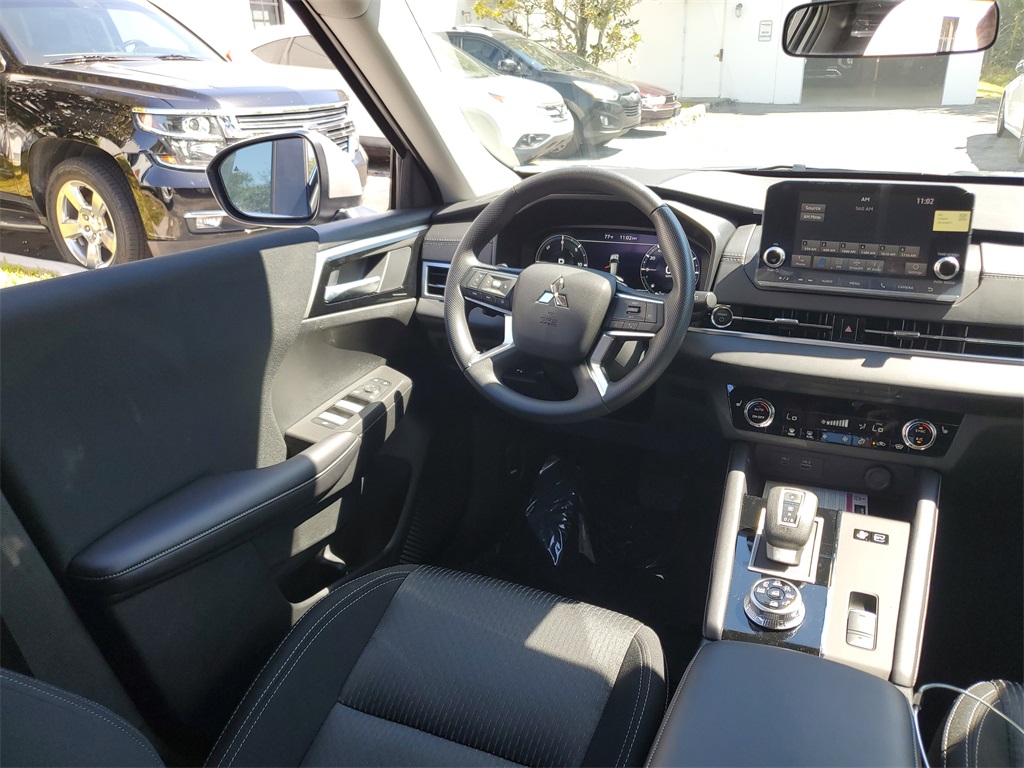 2025 Mitsubishi Outlander PHEV ES photo 13