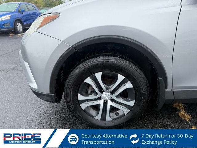 2018 Toyota RAV4 LE photo 12