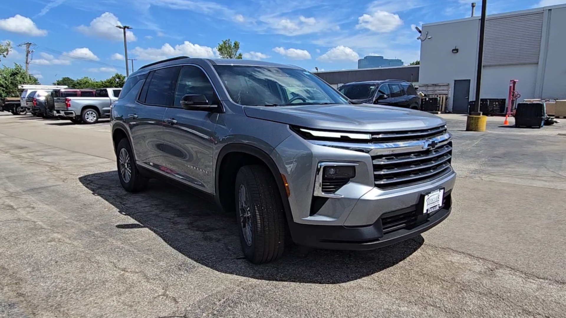 2025 Chevrolet Traverse photo 2