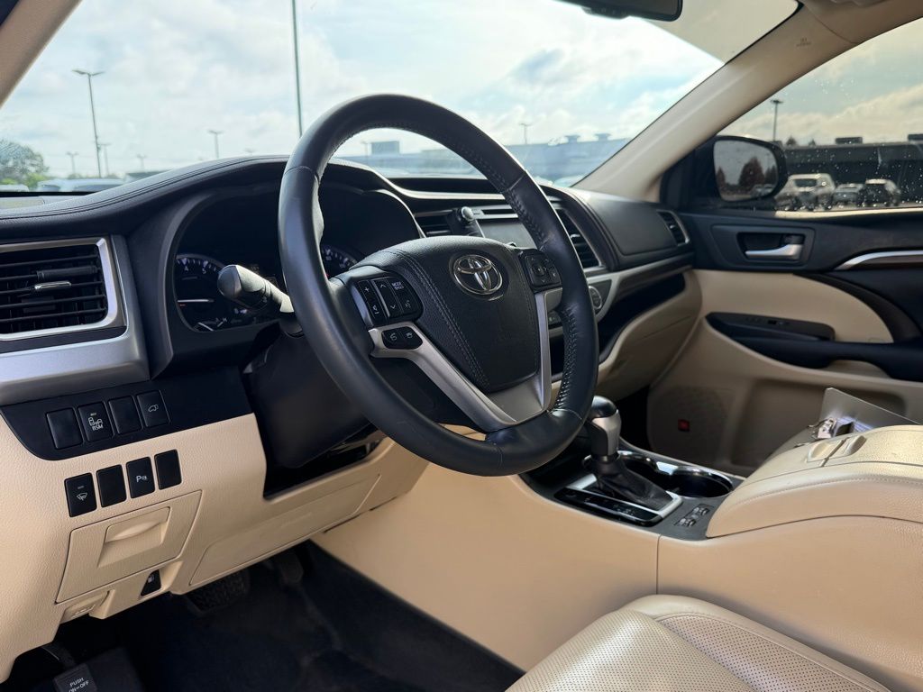 2016 Toyota Highlander Limited photo 2