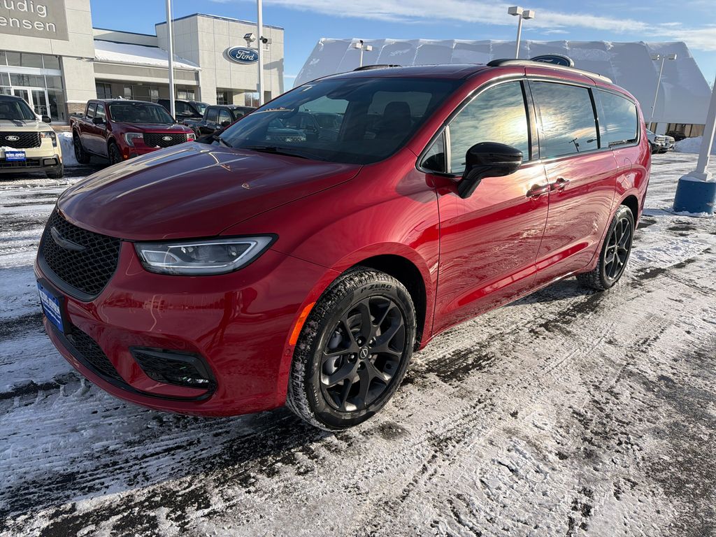 2026 Chrysler Pacifica Select's photo