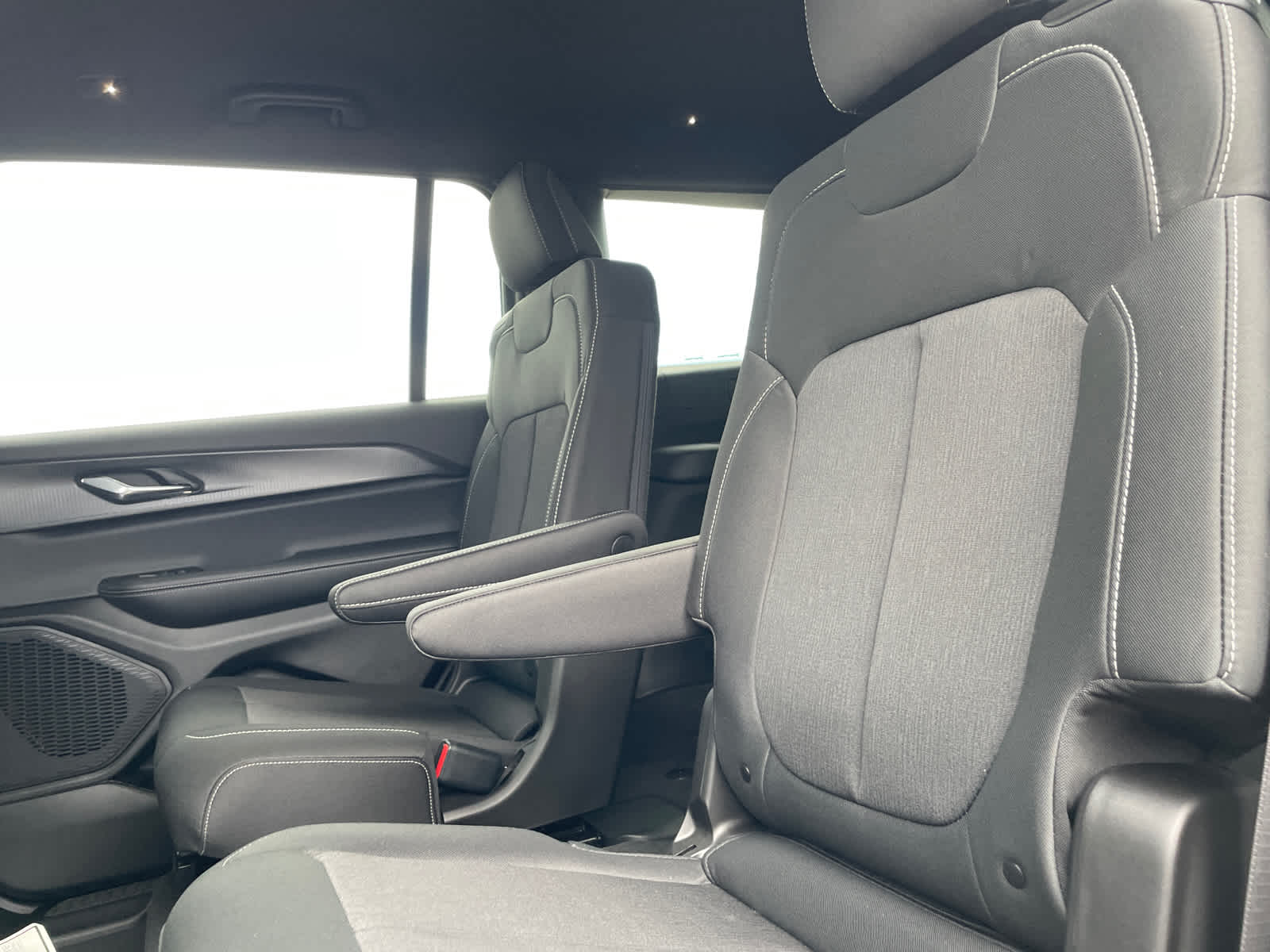 2025 Jeep Grand Cherokee Laredo photo 9