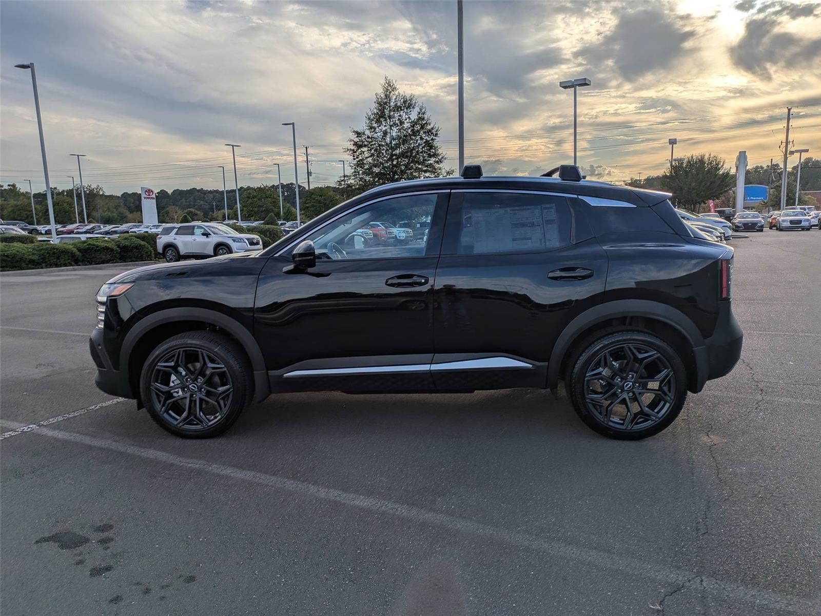 2026 Nissan Kicks SR photo 3