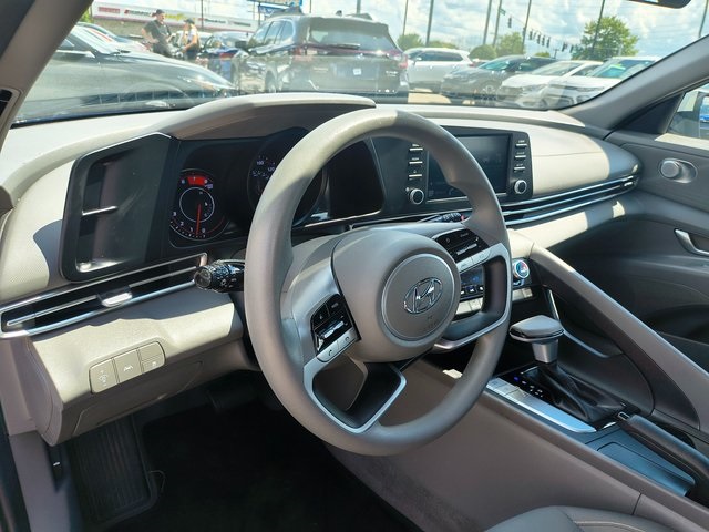 2021 Hyundai Elantra SEL photo 3