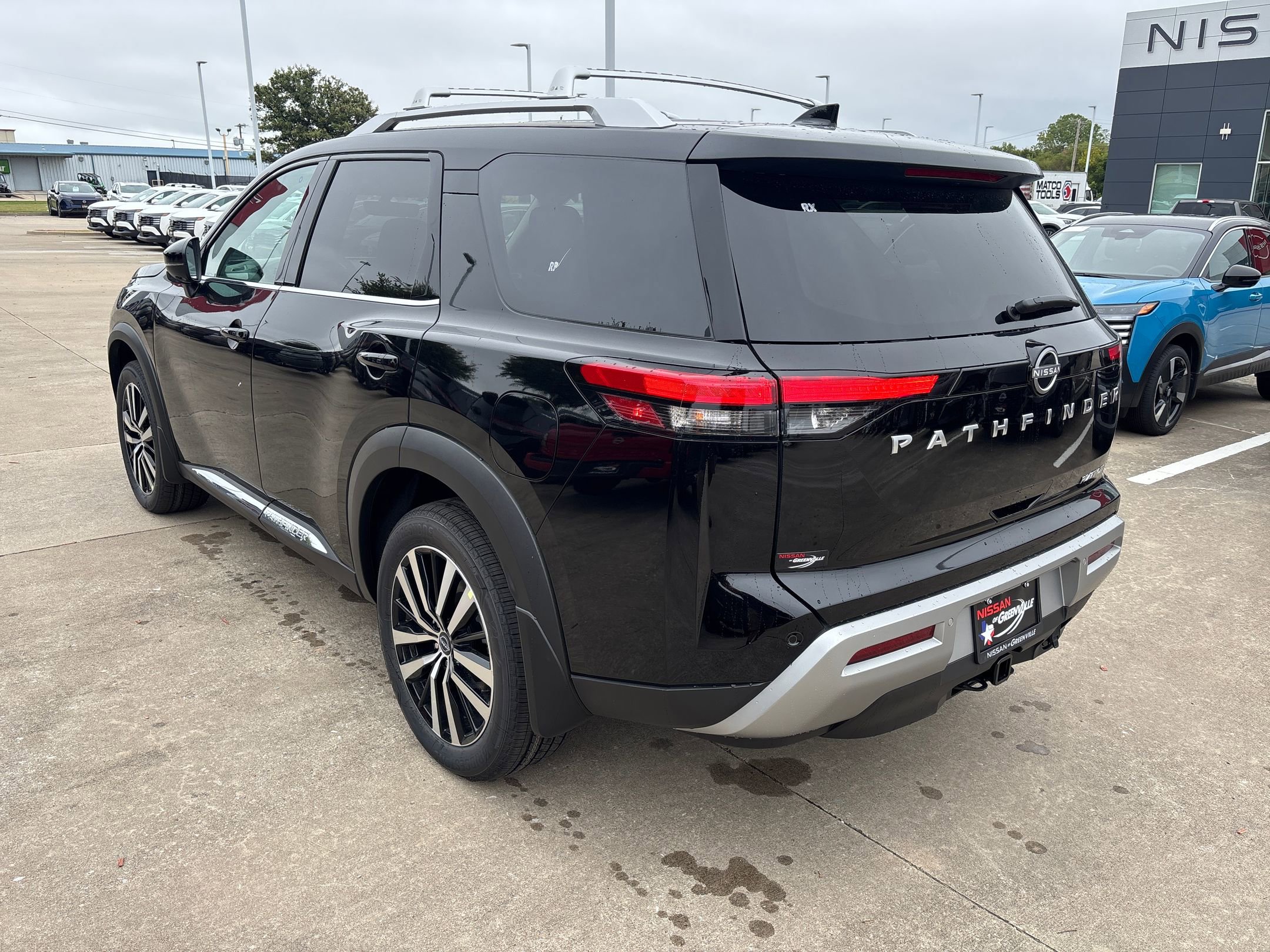 2025 Nissan Pathfinder Platinum photo 2