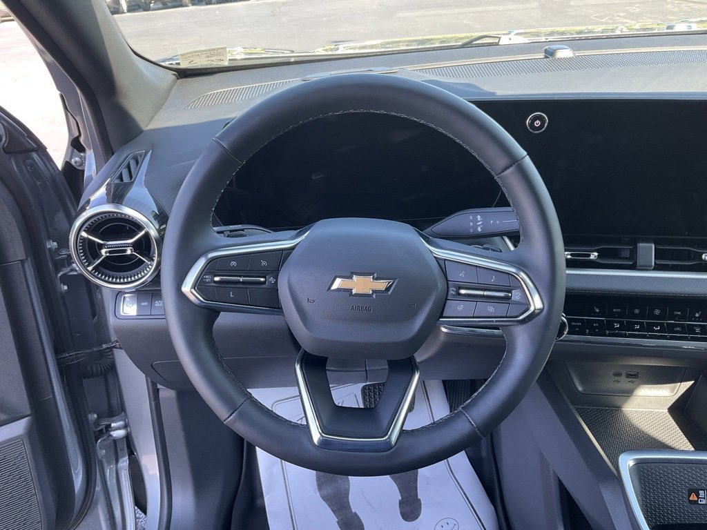 2025 Chevrolet Equinox LT photo 2