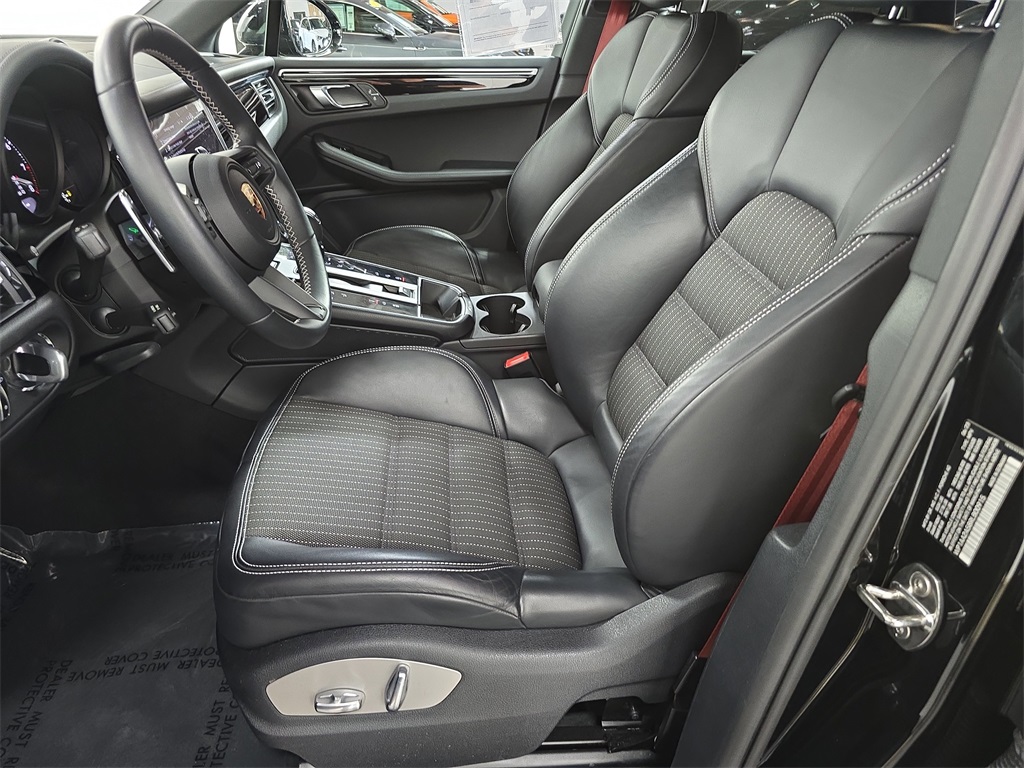 2024 Porsche Macan T photo 5