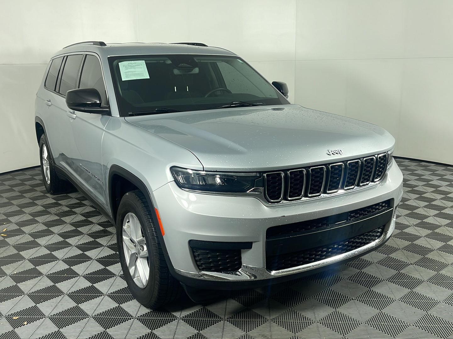 2021 Jeep Grand Cherokee Laredo photo 3