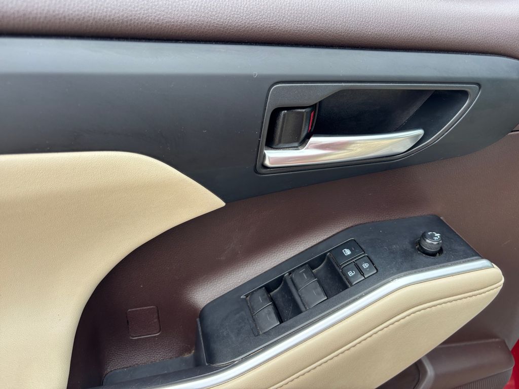 2021 Toyota Highlander XLE photo 10
