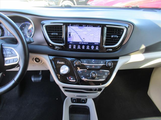 2017 Chrysler Pacifica Touring L photo 18