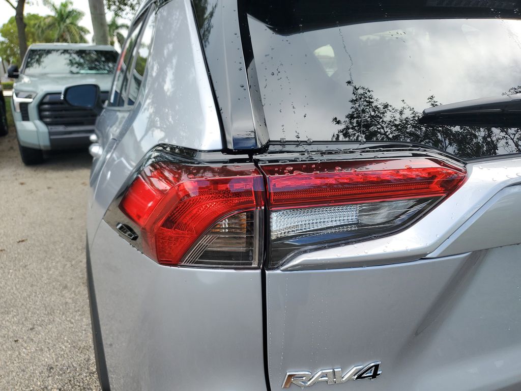 2025 Toyota RAV4 Hybrid XLE photo 12