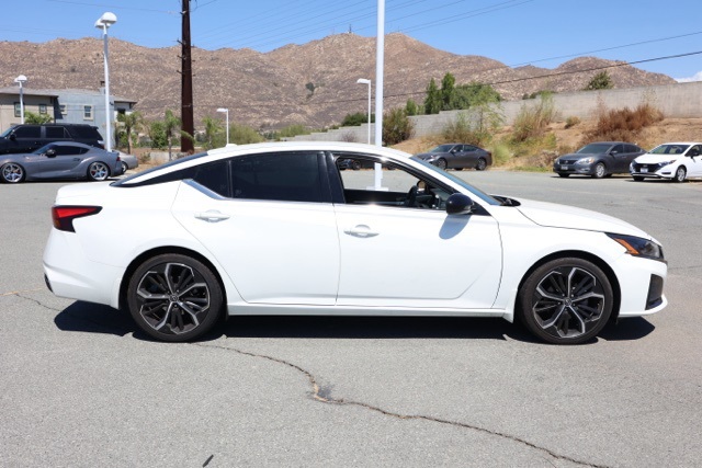 2023 Nissan Altima 2.5 SR photo 2