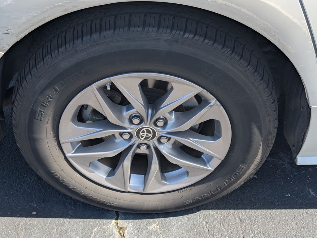 2021 Toyota Sienna XLE photo 19