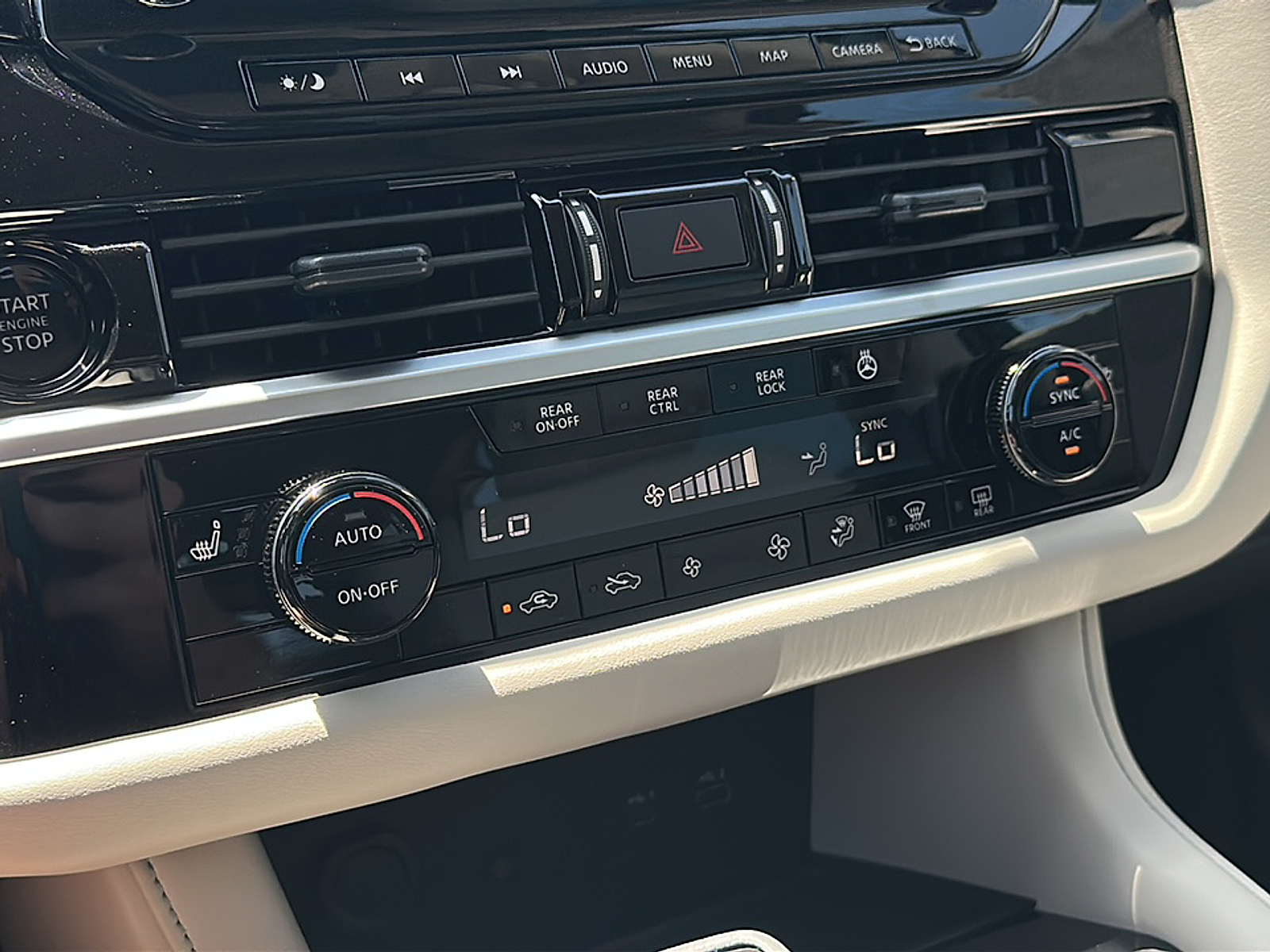2025 Nissan Pathfinder SL photo 16