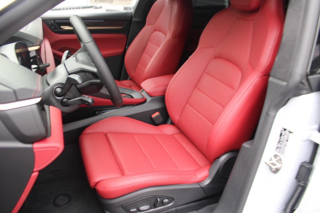 2025 Porsche Macan Electric Turbo photo 5