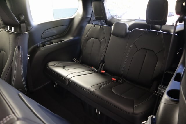 2025 Chrysler Pacifica Hybrid photo 9