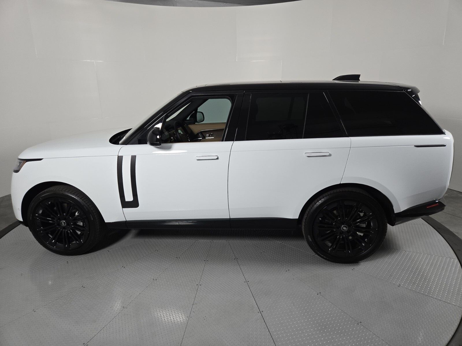 2025 Land Rover Range Rover SE photo 6