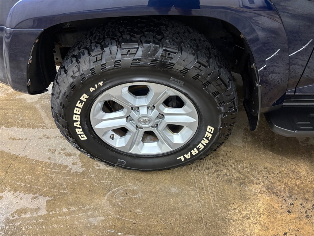 2017 Toyota 4Runner SR5 Premium photo 34