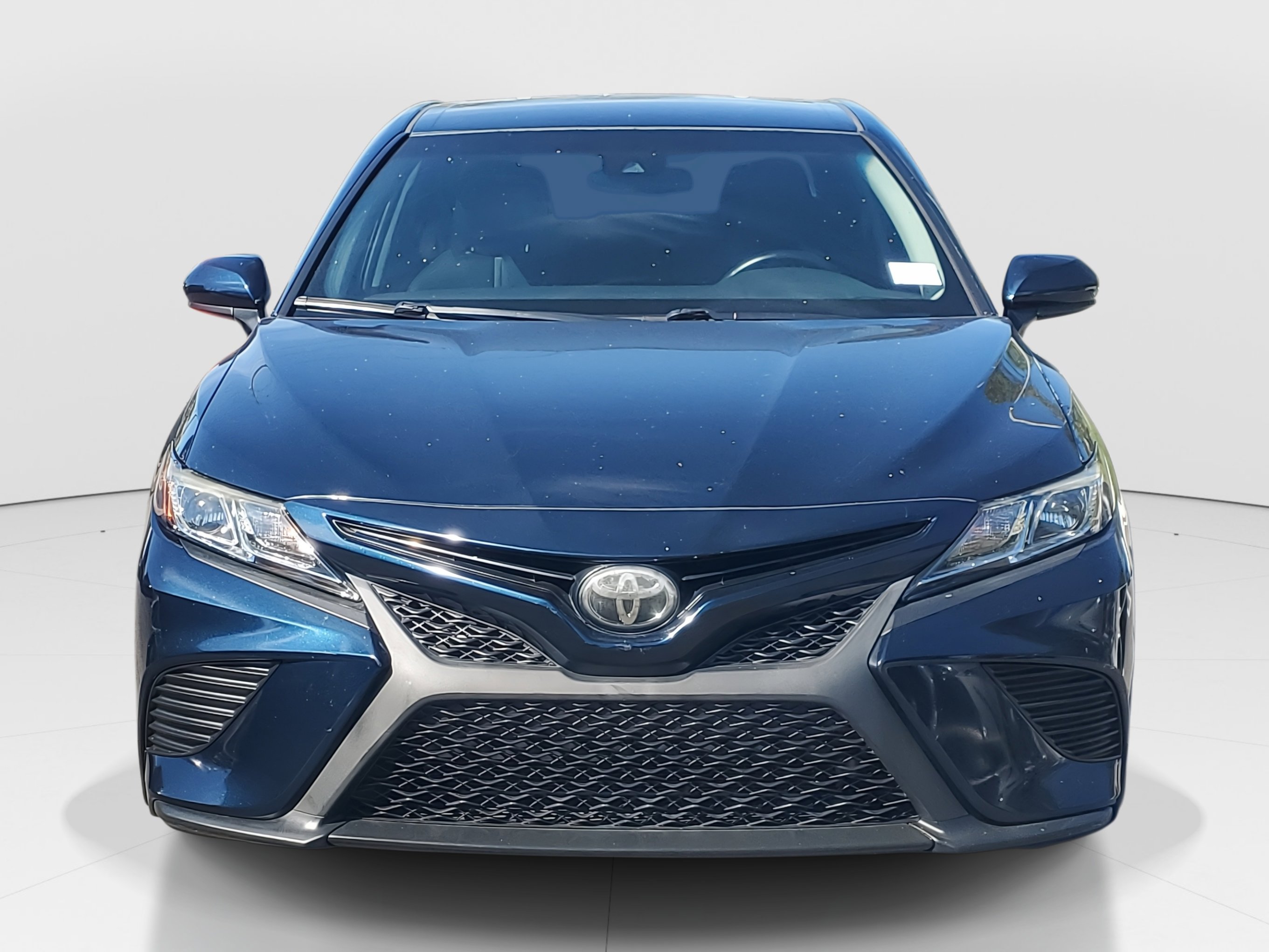 2018 Toyota Camry SE photo 3