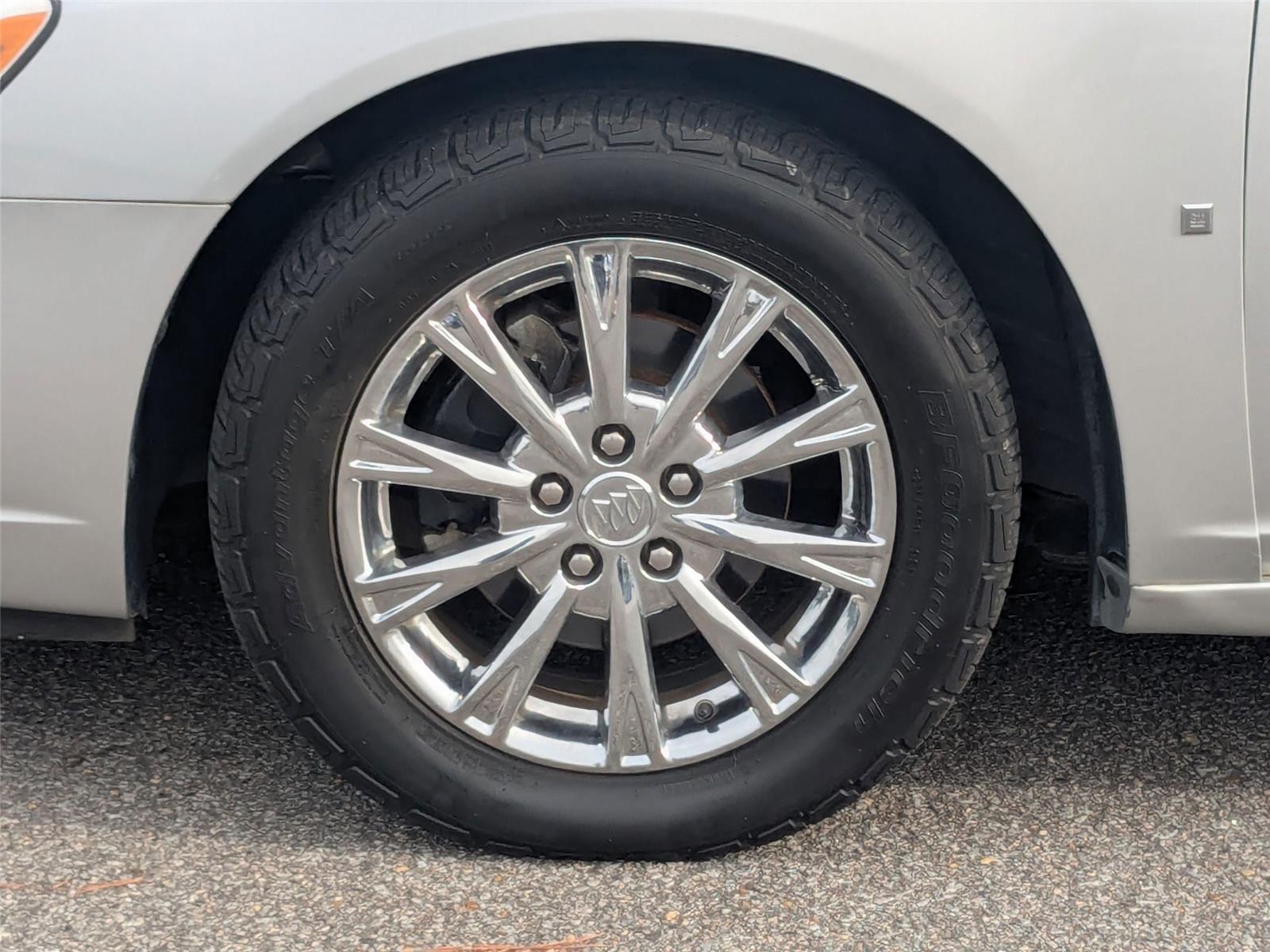 2009 Buick Lucerne CXL photo 2