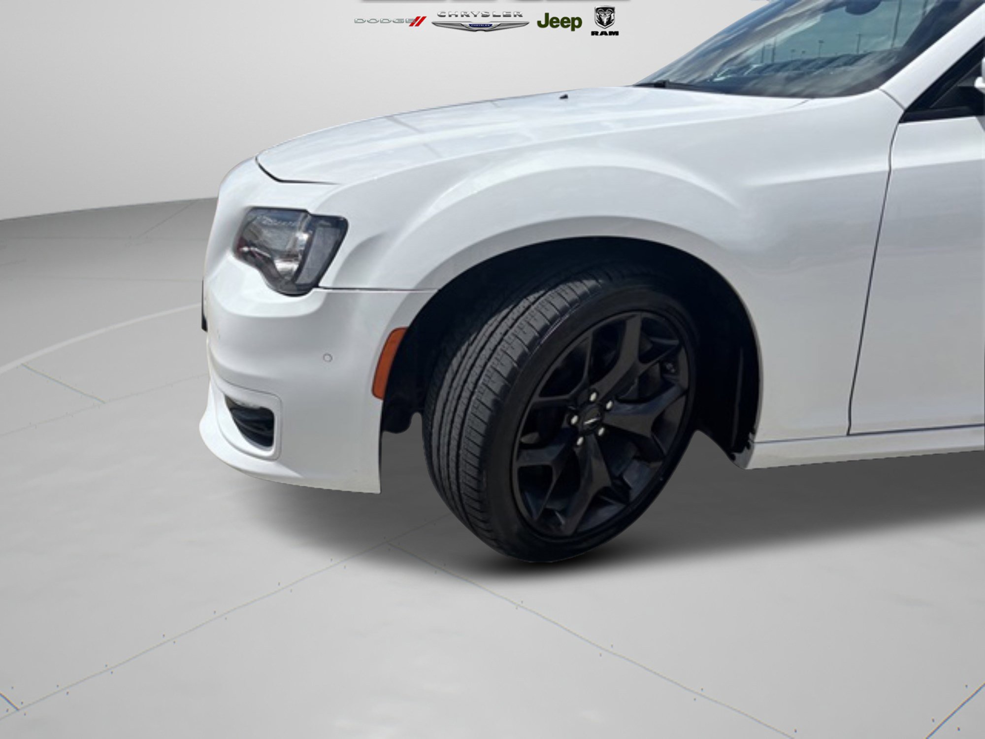 2023 Chrysler 300 Touring L photo 9
