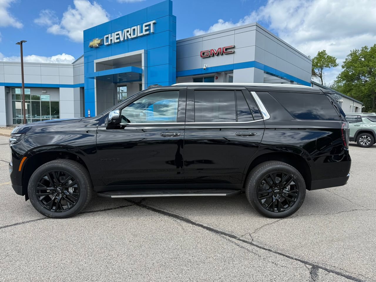 2025 Chevrolet Tahoe Premier photo 2