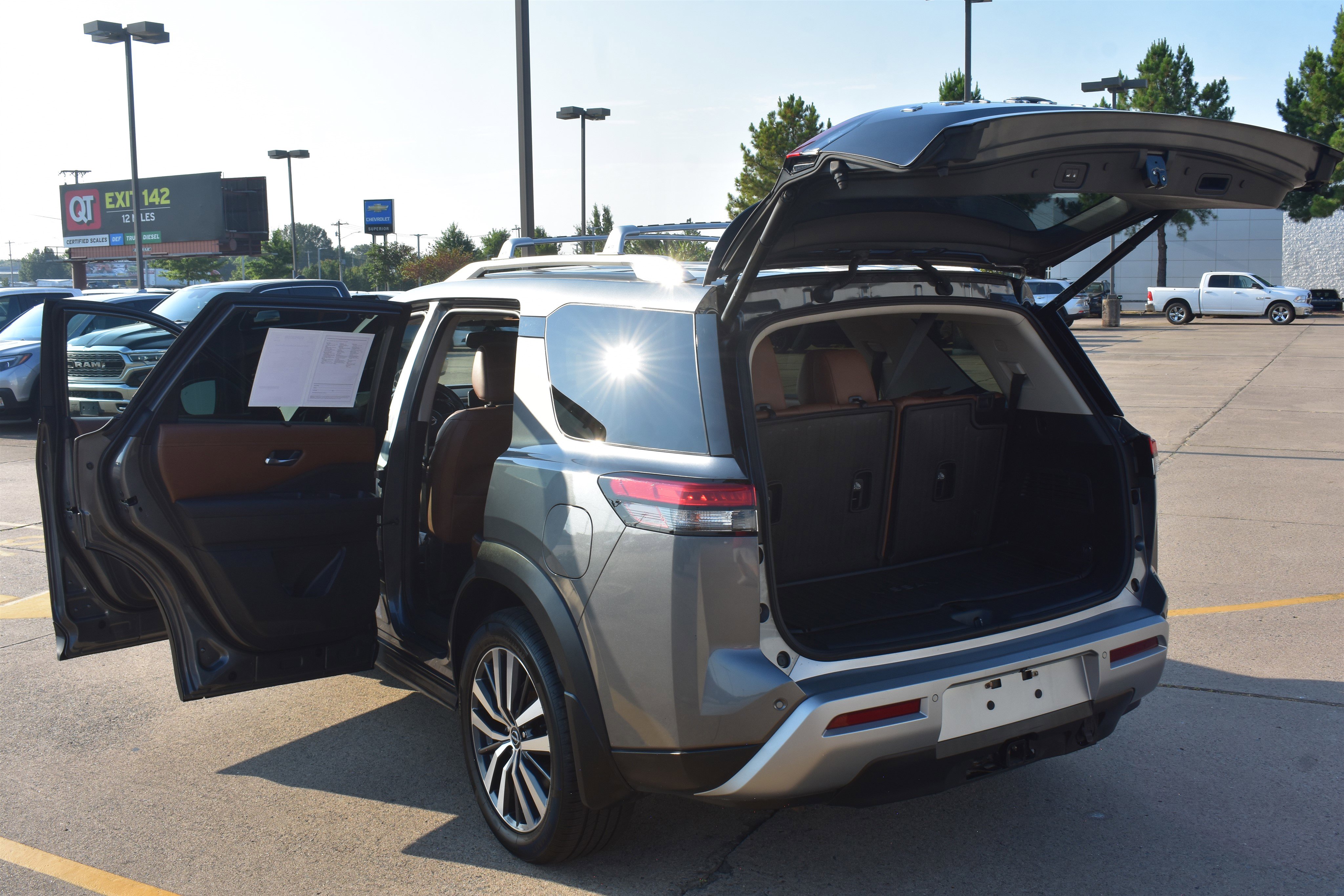 2022 Nissan Pathfinder Platinum photo 12