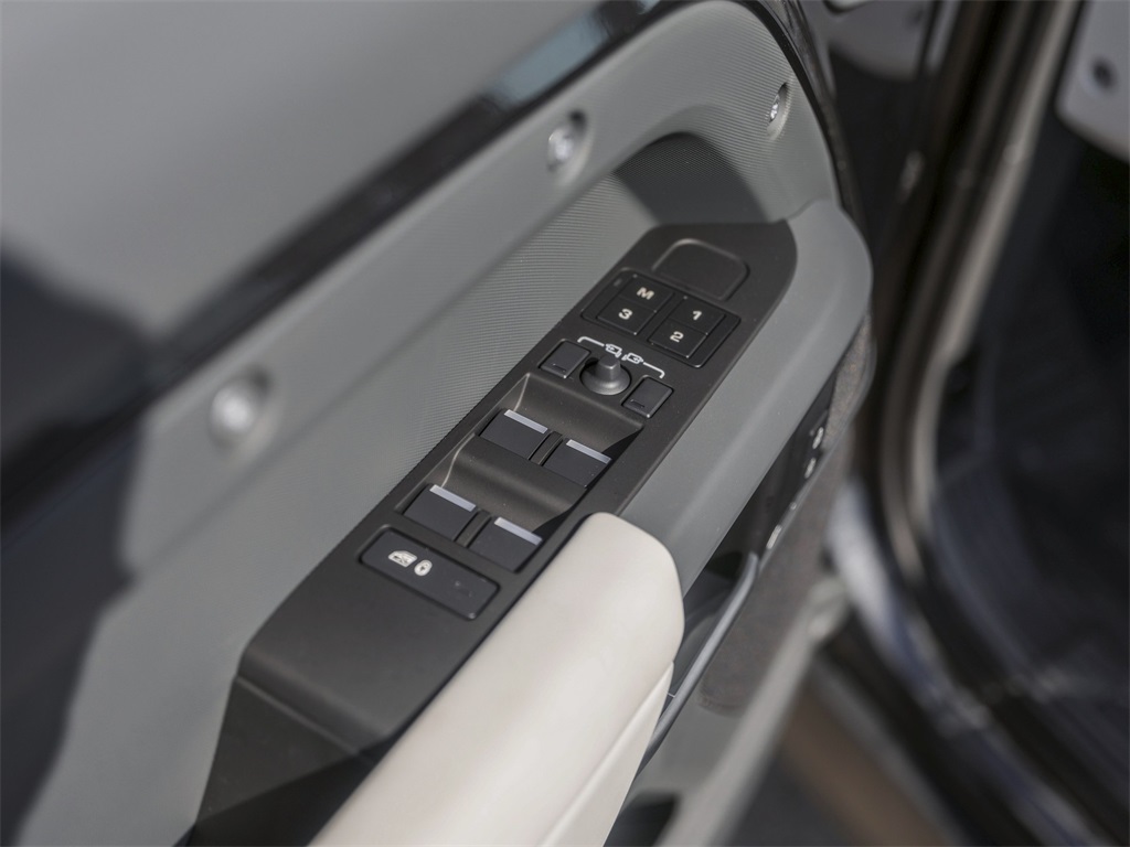 2026 Land Rover Defender 110 S photo 26