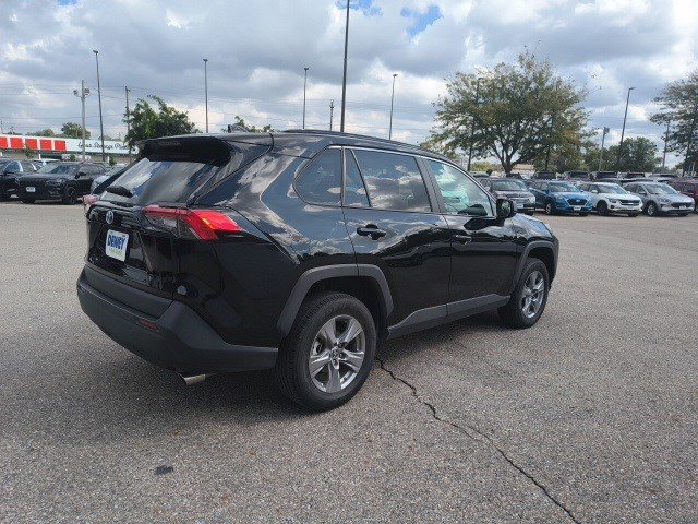 2022 Toyota RAV4 LE photo 5