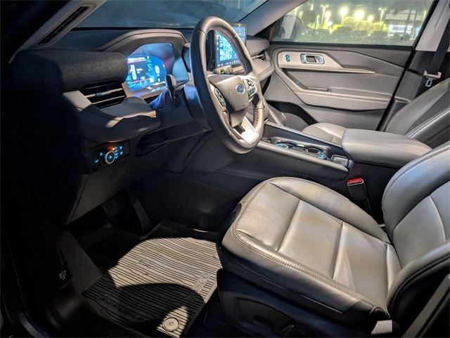 2025 Ford Explorer photo 6
