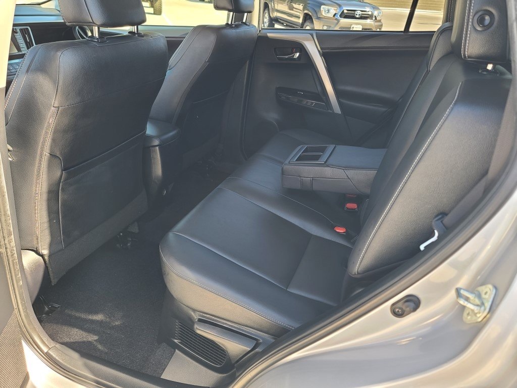 2018 Toyota RAV4 Hybrid Limited photo 4